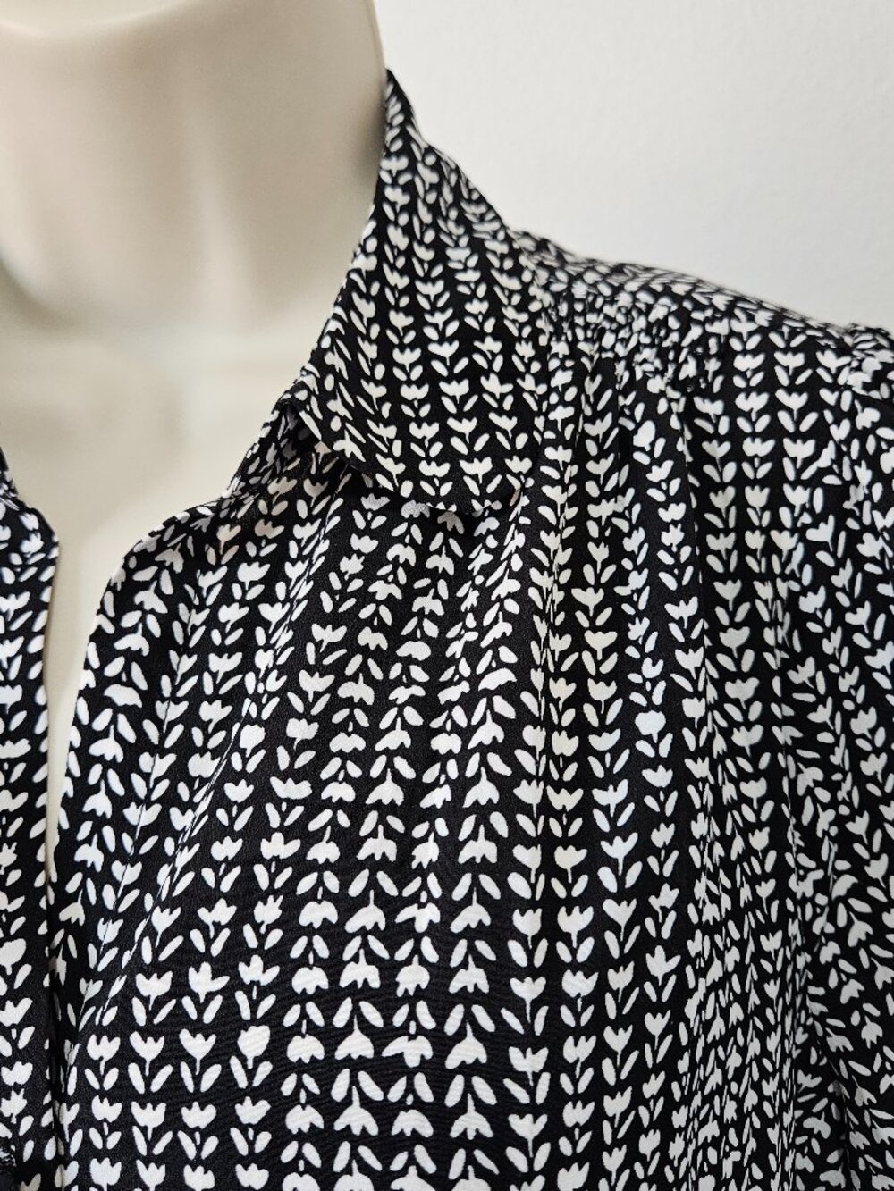 Tahari Short Sleeve Button Down Blouse - Picture 6 of 10